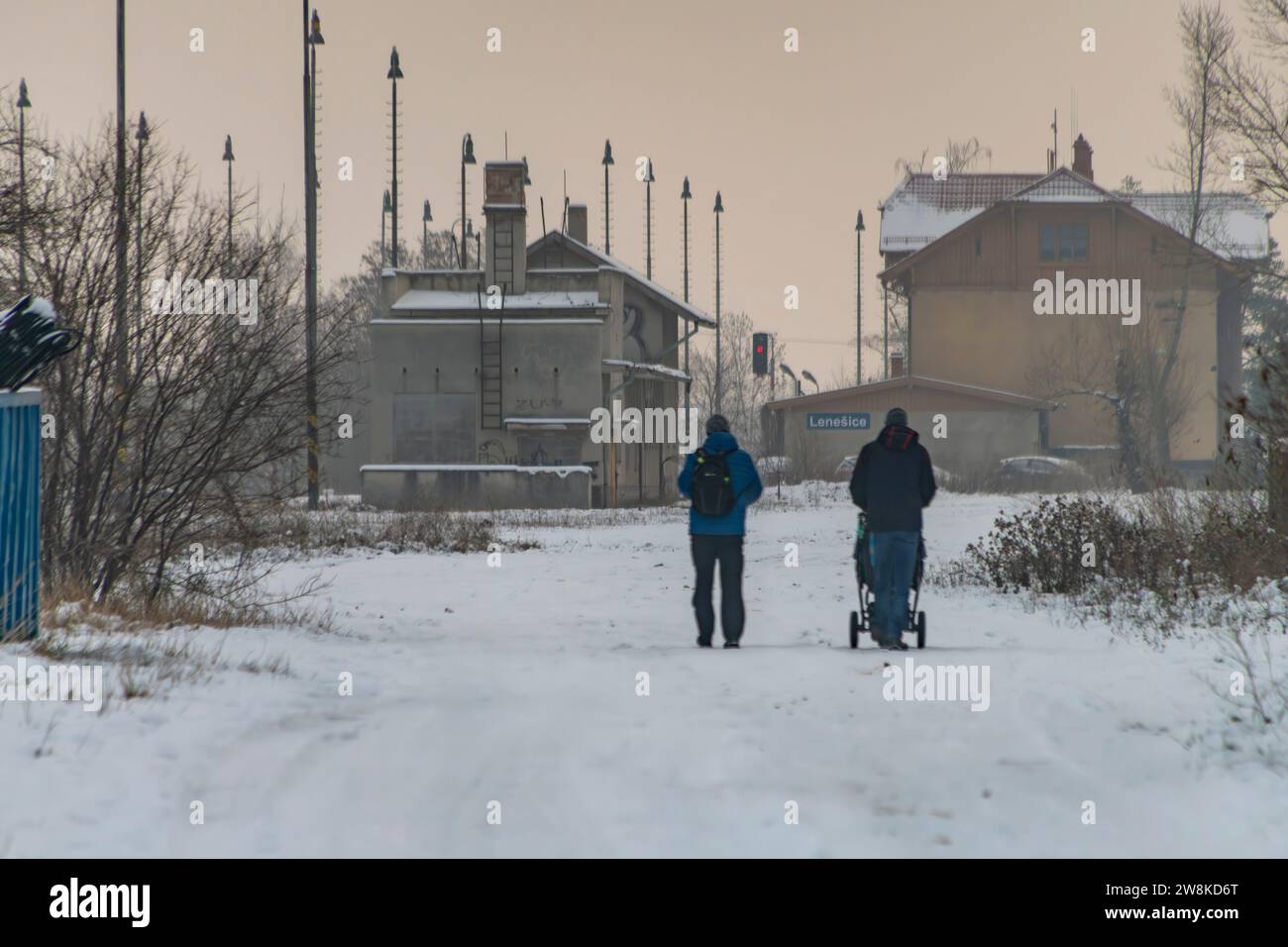 Verschneite Straßen und Straßen im Winter kalter Morgen im Dorf Lenesice CZ 12 09 2023 Stockfoto