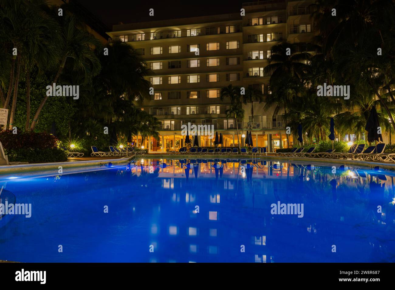 Wunderschöner Nachtanblick auf das Radisson Hotel mit einem offenen, blau beleuchteten Pool. Miami Beach. USA. Stockfoto