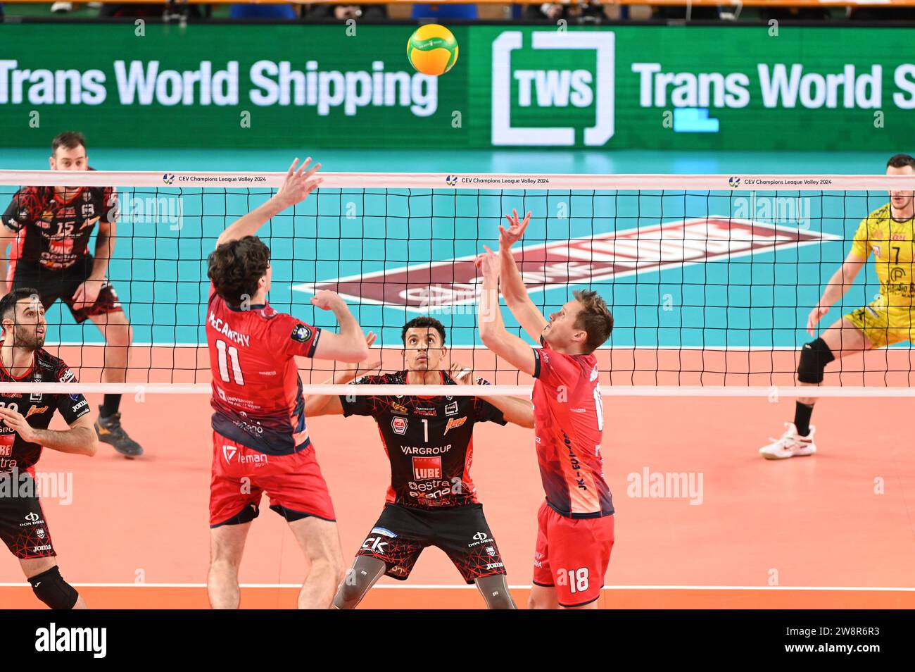 Citivitanova Marche, Italien. Dezember 2023. VK LVI Praha's Janouch Jakub #18 Dribble VK LVI Praha's Mc Carthy Fynnian #11 Angriff während Cucine Lube Civitanova vs VK LVI Praha, CEV Champions League Volleyballspiel in Citivitanova Marche, Italien, 21. Dezember 2023 Credit: Independent Photo Agency/Alamy Live News Stockfoto