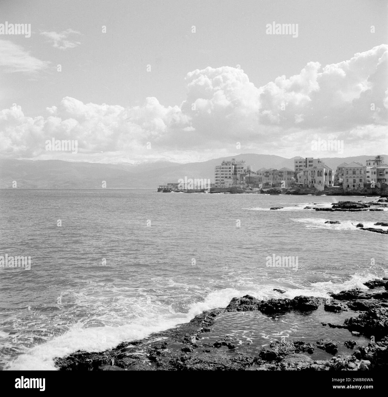 Die Mittelmeerküste und die Stadt Beirut CA. 1950-1955 Stockfoto