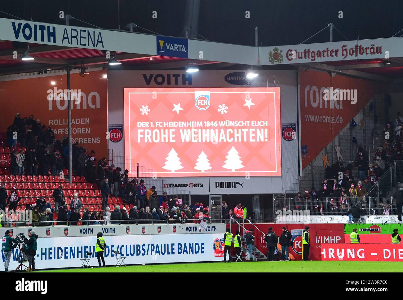 Heidenheim, Deutschland. Dezember 2023. Weihnachtsgruesse auf der Anzeigetafel in der Voith-Arena, Frohe Weihnachten, GER, 1. FC Heidenheim vs. SC Freiburg, Sport, Fussball, Herren, Bundesliga, 16. Spieltag, Spielzeit 2023/2024, 20.12.2023, (DFL-VORSCHRIFTEN VERBIETEN JEDE VERWENDUNG VON FOTOGRAFIEN ALS BILDSEQUENZEN UND/ODER QUASI-VIDEO) Foto: Eibner-Pressefoto/Silas Schueller Credit: dpa/Alamy Live News Stockfoto