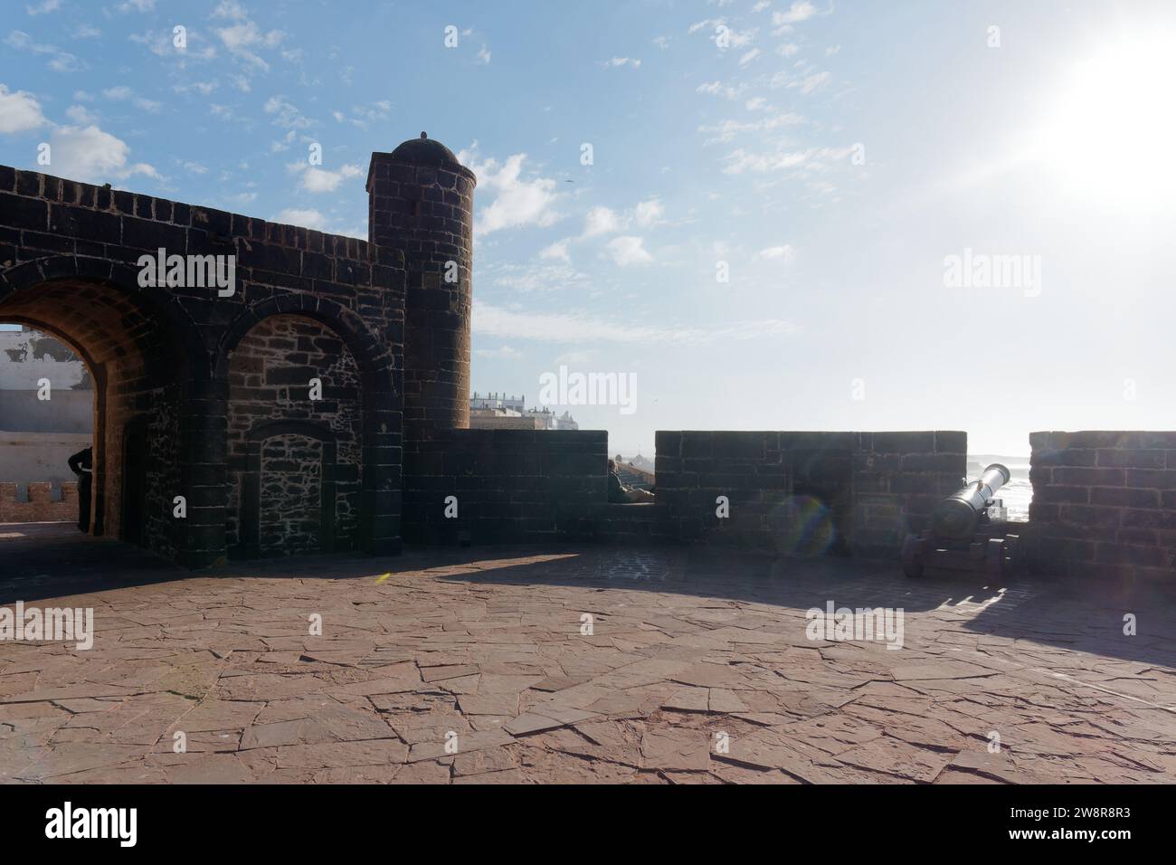 Kanonenpistole und Stadtmauer am Fort mit Blick auf das Meer in Essaouira, auch bekannt als „die windige Stadt“, Marokko. Dezember 2023 Stockfoto