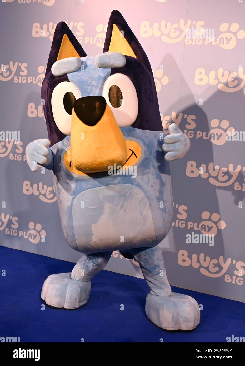 Gäste. Am Donnerstag, den 21. Dezember, versammelten sich Prominente und ihre Familien in der Royal Festival Hall in London zu einer Galavorführung von Bluey's Big Play , einer brandneuen Theateradaption der preisgekrönten Kinderfernsehserie Bluey . Produziert von Ludo Studion. VIP-Gäste und stolze Eltern, die zur offiziellen britischen Premiere der Bühnenshow kamen, waren unter anderem die Strictly Come Dancing Stars James und Ola Jordan, Rachel Riley und ihr Mann Pascha Kovalev, Comedian und TV Moderatorin Katherine Ryan , Rapper Professor Green, Brian McFadden von Westlife. JLS-Star wurde zum Farmer Stockfoto