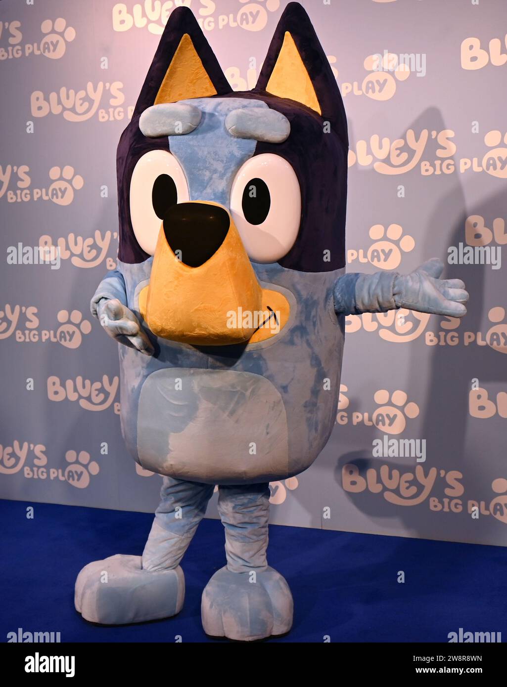 Gäste. Am Donnerstag, den 21. Dezember, versammelten sich Prominente und ihre Familien in der Royal Festival Hall in London zu einer Galavorführung von Bluey's Big Play , einer brandneuen Theateradaption der preisgekrönten Kinderfernsehserie Bluey . Produziert von Ludo Studion. VIP-Gäste und stolze Eltern, die zur offiziellen britischen Premiere der Bühnenshow kamen, waren unter anderem die Strictly Come Dancing Stars James und Ola Jordan, Rachel Riley und ihr Mann Pascha Kovalev, Comedian und TV Moderatorin Katherine Ryan , Rapper Professor Green, Brian McFadden von Westlife. JLS-Star wurde zum Farmer Stockfoto
