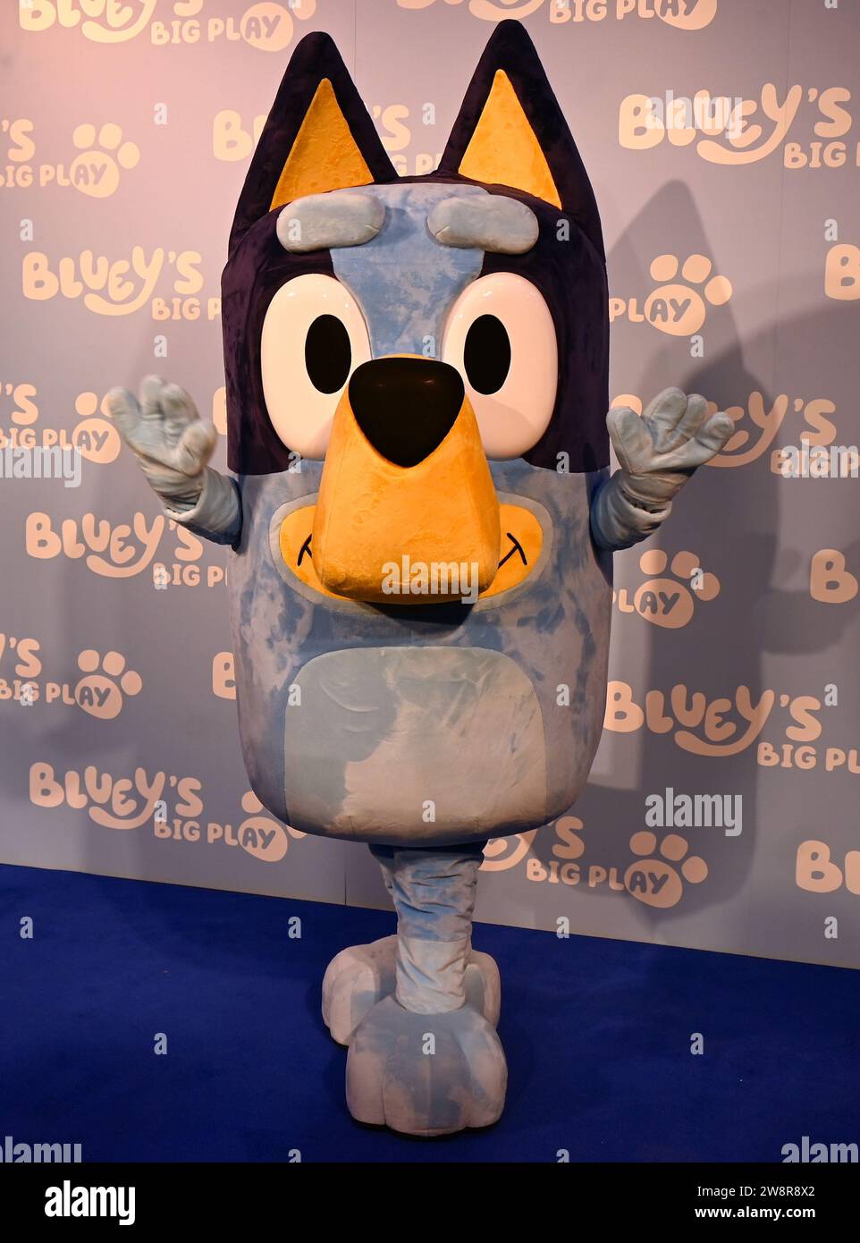 Gäste. Am Donnerstag, den 21. Dezember, versammelten sich Prominente und ihre Familien in der Royal Festival Hall in London zu einer Galavorführung von Bluey's Big Play , einer brandneuen Theateradaption der preisgekrönten Kinderfernsehserie Bluey . Produziert von Ludo Studion. VIP-Gäste und stolze Eltern, die zur offiziellen britischen Premiere der Bühnenshow kamen, waren unter anderem die Strictly Come Dancing Stars James und Ola Jordan, Rachel Riley und ihr Mann Pascha Kovalev, Comedian und TV Moderatorin Katherine Ryan , Rapper Professor Green, Brian McFadden von Westlife. JLS-Star wurde zum Farmer Stockfoto