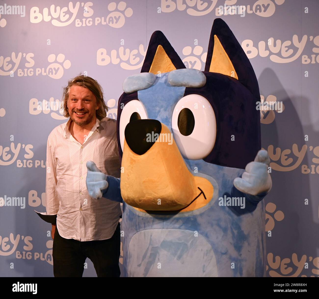Gäste. Am Donnerstag, den 21. Dezember, versammelten sich Prominente und ihre Familien in der Royal Festival Hall in London zu einer Galavorführung von Bluey's Big Play , einer brandneuen Theateradaption der preisgekrönten Kinderfernsehserie Bluey . Produziert von Ludo Studion. VIP-Gäste und stolze Eltern, die zur offiziellen britischen Premiere der Bühnenshow kamen, waren unter anderem die Strictly Come Dancing Stars James und Ola Jordan, Rachel Riley und ihr Mann Pascha Kovalev, Comedian und TV Moderatorin Katherine Ryan , Rapper Professor Green, Brian McFadden von Westlife. JLS-Star wurde zum Farmer Stockfoto