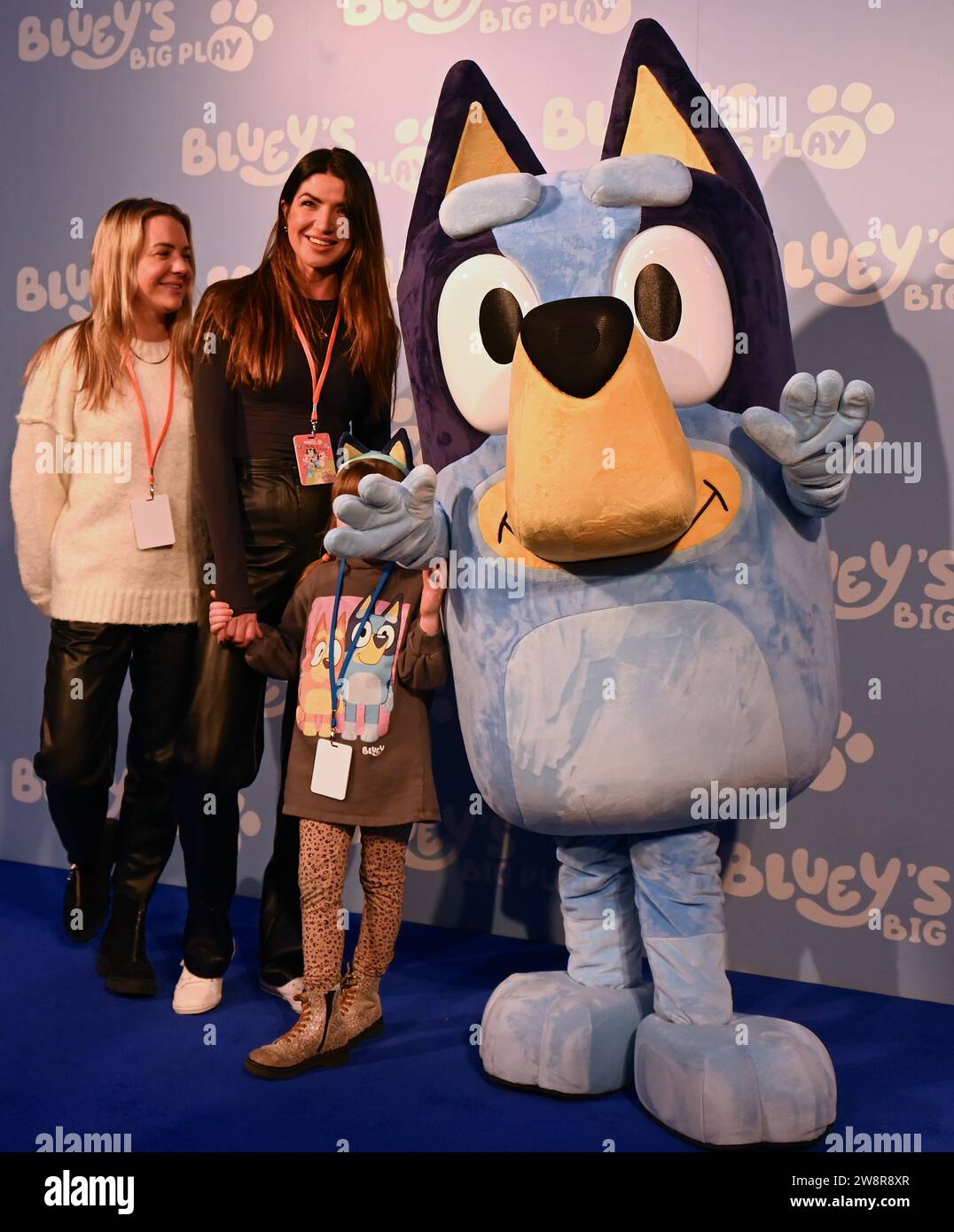 Gäste. Am Donnerstag, den 21. Dezember, versammelten sich Prominente und ihre Familien in der Royal Festival Hall in London zu einer Galavorführung von Bluey's Big Play , einer brandneuen Theateradaption der preisgekrönten Kinderfernsehserie Bluey . Produziert von Ludo Studion. VIP-Gäste und stolze Eltern, die zur offiziellen britischen Premiere der Bühnenshow kamen, waren unter anderem die Strictly Come Dancing Stars James und Ola Jordan, Rachel Riley und ihr Mann Pascha Kovalev, Comedian und TV Moderatorin Katherine Ryan , Rapper Professor Green, Brian McFadden von Westlife. JLS-Star wurde zum Farmer Stockfoto