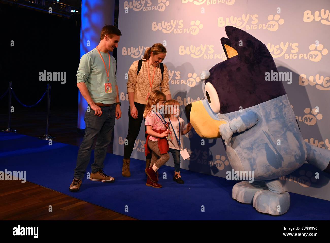 Gäste. Am Donnerstag, den 21. Dezember, versammelten sich Prominente und ihre Familien in der Royal Festival Hall in London zu einer Galavorführung von Bluey's Big Play , einer brandneuen Theateradaption der preisgekrönten Kinderfernsehserie Bluey . Produziert von Ludo Studion. VIP-Gäste und stolze Eltern, die zur offiziellen britischen Premiere der Bühnenshow kamen, waren unter anderem die Strictly Come Dancing Stars James und Ola Jordan, Rachel Riley und ihr Mann Pascha Kovalev, Comedian und TV Moderatorin Katherine Ryan , Rapper Professor Green, Brian McFadden von Westlife. JLS-Star wurde zum Farmer Stockfoto