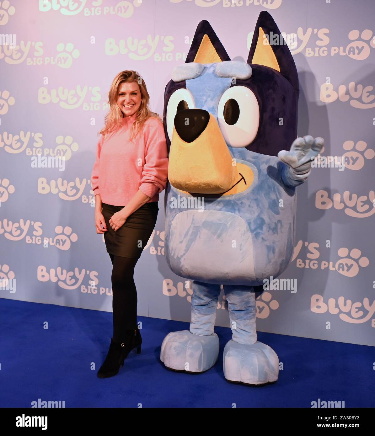 Gäste. Am Donnerstag, den 21. Dezember, versammelten sich Prominente und ihre Familien in der Royal Festival Hall in London zu einer Galavorführung von Bluey's Big Play , einer brandneuen Theateradaption der preisgekrönten Kinderfernsehserie Bluey . Produziert von Ludo Studion. VIP-Gäste und stolze Eltern, die zur offiziellen britischen Premiere der Bühnenshow kamen, waren unter anderem die Strictly Come Dancing Stars James und Ola Jordan, Rachel Riley und ihr Mann Pascha Kovalev, Comedian und TV Moderatorin Katherine Ryan , Rapper Professor Green, Brian McFadden von Westlife. JLS-Star wurde zum Farmer Stockfoto