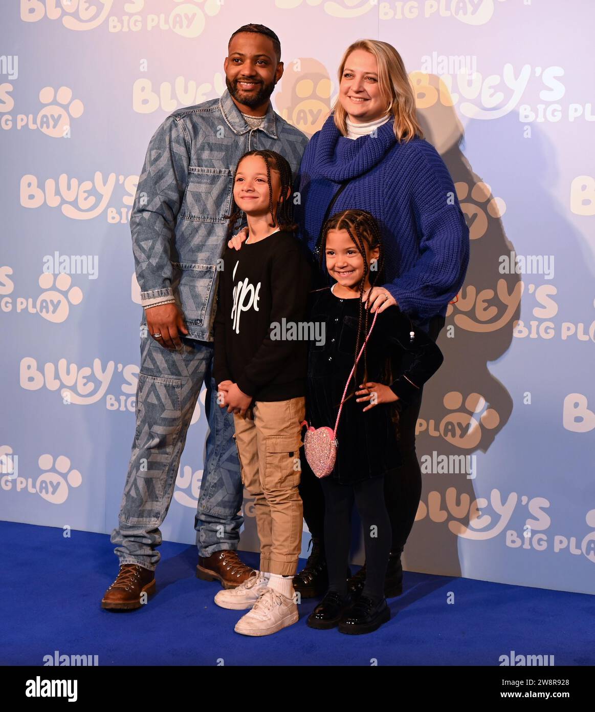 Gäste. Am Donnerstag, den 21. Dezember, versammelten sich Prominente und ihre Familien in der Royal Festival Hall in London zu einer Galavorführung von Bluey's Big Play , einer brandneuen Theateradaption der preisgekrönten Kinderfernsehserie Bluey . Produziert von Ludo Studion. VIP-Gäste und stolze Eltern, die zur offiziellen britischen Premiere der Bühnenshow kamen, waren unter anderem die Strictly Come Dancing Stars James und Ola Jordan, Rachel Riley und ihr Mann Pascha Kovalev, Comedian und TV Moderatorin Katherine Ryan , Rapper Professor Green, Brian McFadden von Westlife. JLS-Star wurde zum Farmer Stockfoto