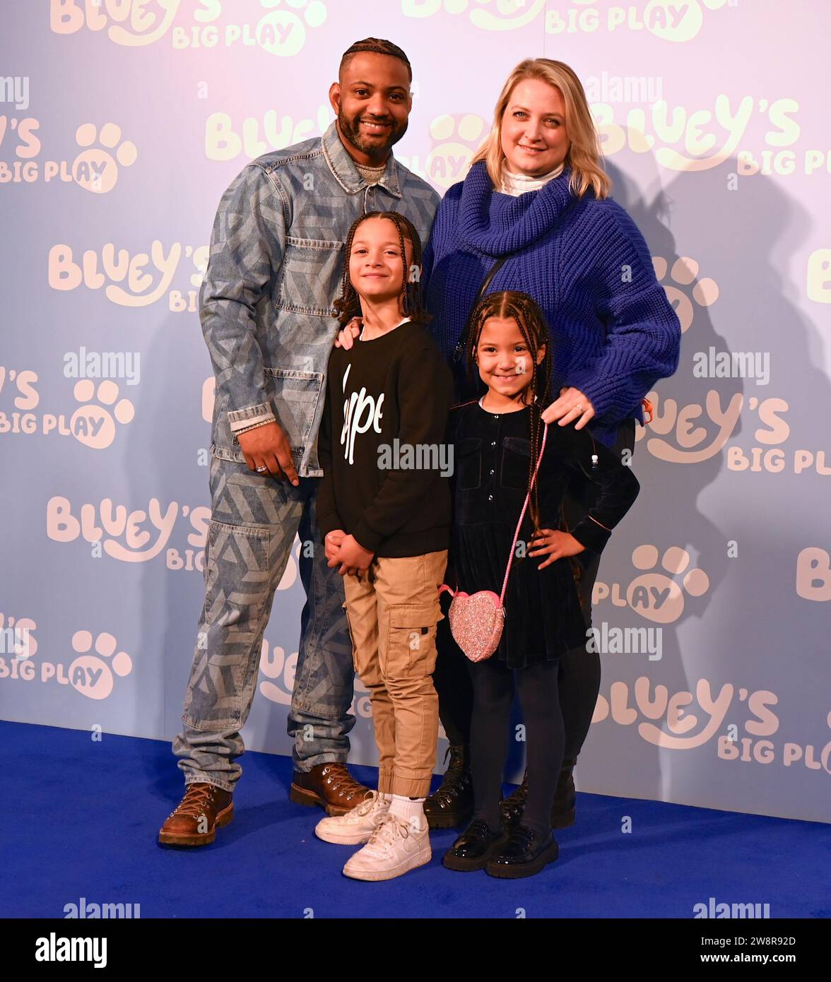 Gäste. Am Donnerstag, den 21. Dezember, versammelten sich Prominente und ihre Familien in der Royal Festival Hall in London zu einer Galavorführung von Bluey's Big Play , einer brandneuen Theateradaption der preisgekrönten Kinderfernsehserie Bluey . Produziert von Ludo Studion. VIP-Gäste und stolze Eltern, die zur offiziellen britischen Premiere der Bühnenshow kamen, waren unter anderem die Strictly Come Dancing Stars James und Ola Jordan, Rachel Riley und ihr Mann Pascha Kovalev, Comedian und TV Moderatorin Katherine Ryan , Rapper Professor Green, Brian McFadden von Westlife. JLS-Star wurde zum Farmer Stockfoto