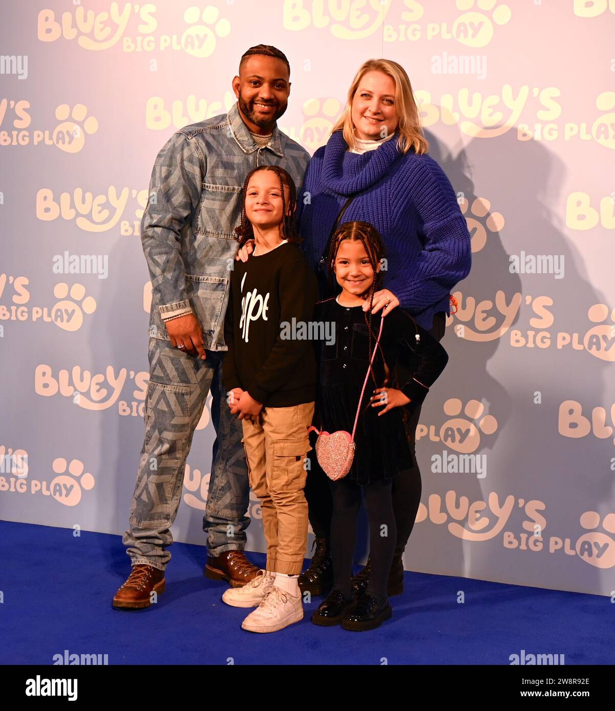 Gäste. Am Donnerstag, den 21. Dezember, versammelten sich Prominente und ihre Familien in der Royal Festival Hall in London zu einer Galavorführung von Bluey's Big Play , einer brandneuen Theateradaption der preisgekrönten Kinderfernsehserie Bluey . Produziert von Ludo Studion. VIP-Gäste und stolze Eltern, die zur offiziellen britischen Premiere der Bühnenshow kamen, waren unter anderem die Strictly Come Dancing Stars James und Ola Jordan, Rachel Riley und ihr Mann Pascha Kovalev, Comedian und TV Moderatorin Katherine Ryan , Rapper Professor Green, Brian McFadden von Westlife. JLS-Star wurde zum Farmer Stockfoto