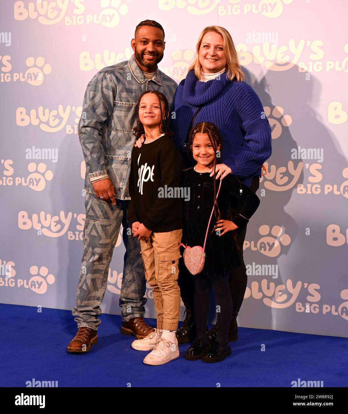 Gäste. Am Donnerstag, den 21. Dezember, versammelten sich Prominente und ihre Familien in der Royal Festival Hall in London zu einer Galavorführung von Bluey's Big Play , einer brandneuen Theateradaption der preisgekrönten Kinderfernsehserie Bluey . Produziert von Ludo Studion. VIP-Gäste und stolze Eltern, die zur offiziellen britischen Premiere der Bühnenshow kamen, waren unter anderem die Strictly Come Dancing Stars James und Ola Jordan, Rachel Riley und ihr Mann Pascha Kovalev, Comedian und TV Moderatorin Katherine Ryan , Rapper Professor Green, Brian McFadden von Westlife. JLS-Star wurde zum Farmer Stockfoto