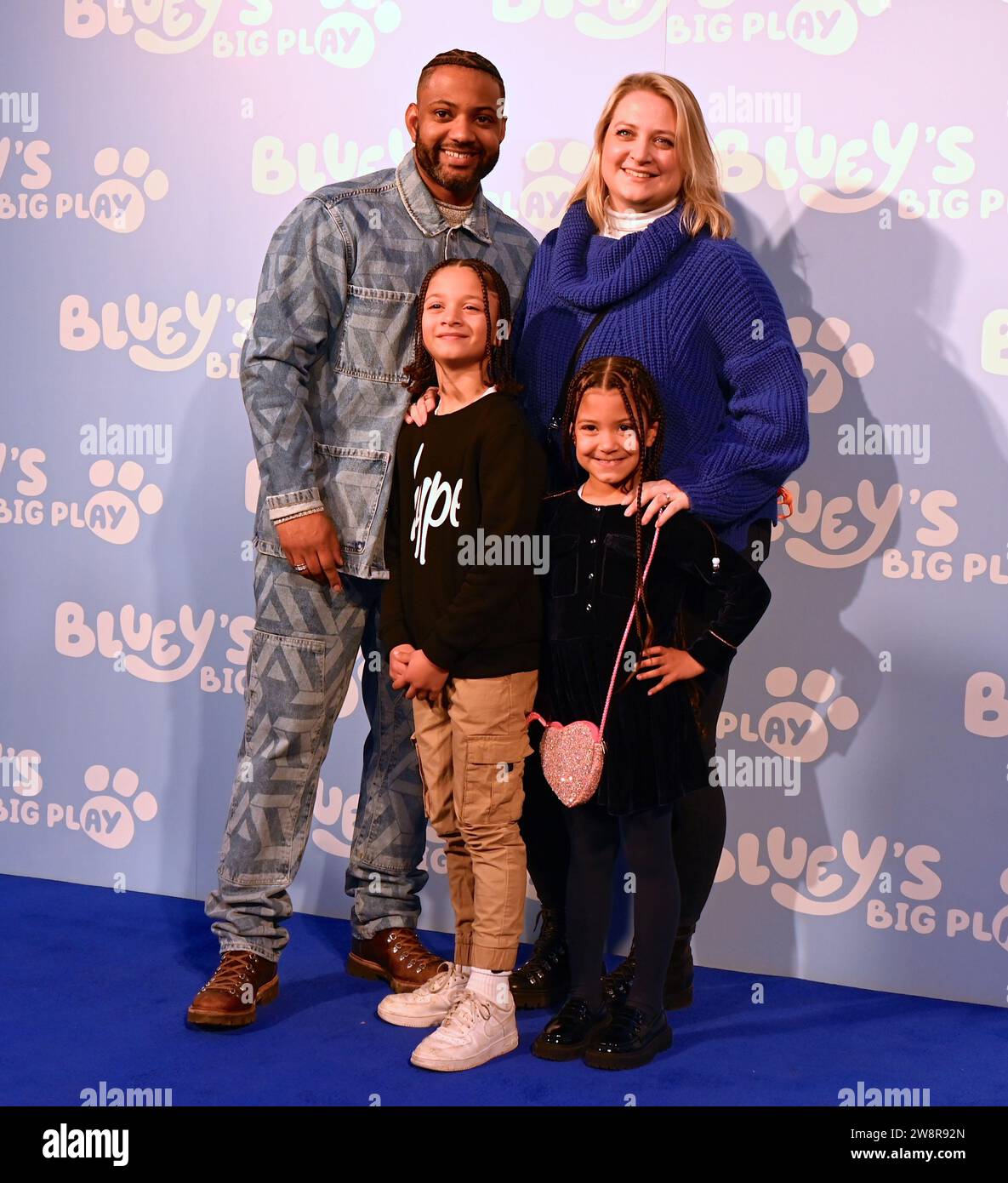 Gäste. Am Donnerstag, den 21. Dezember, versammelten sich Prominente und ihre Familien in der Royal Festival Hall in London zu einer Galavorführung von Bluey's Big Play , einer brandneuen Theateradaption der preisgekrönten Kinderfernsehserie Bluey . Produziert von Ludo Studion. VIP-Gäste und stolze Eltern, die zur offiziellen britischen Premiere der Bühnenshow kamen, waren unter anderem die Strictly Come Dancing Stars James und Ola Jordan, Rachel Riley und ihr Mann Pascha Kovalev, Comedian und TV Moderatorin Katherine Ryan , Rapper Professor Green, Brian McFadden von Westlife. JLS-Star wurde zum Farmer Stockfoto
