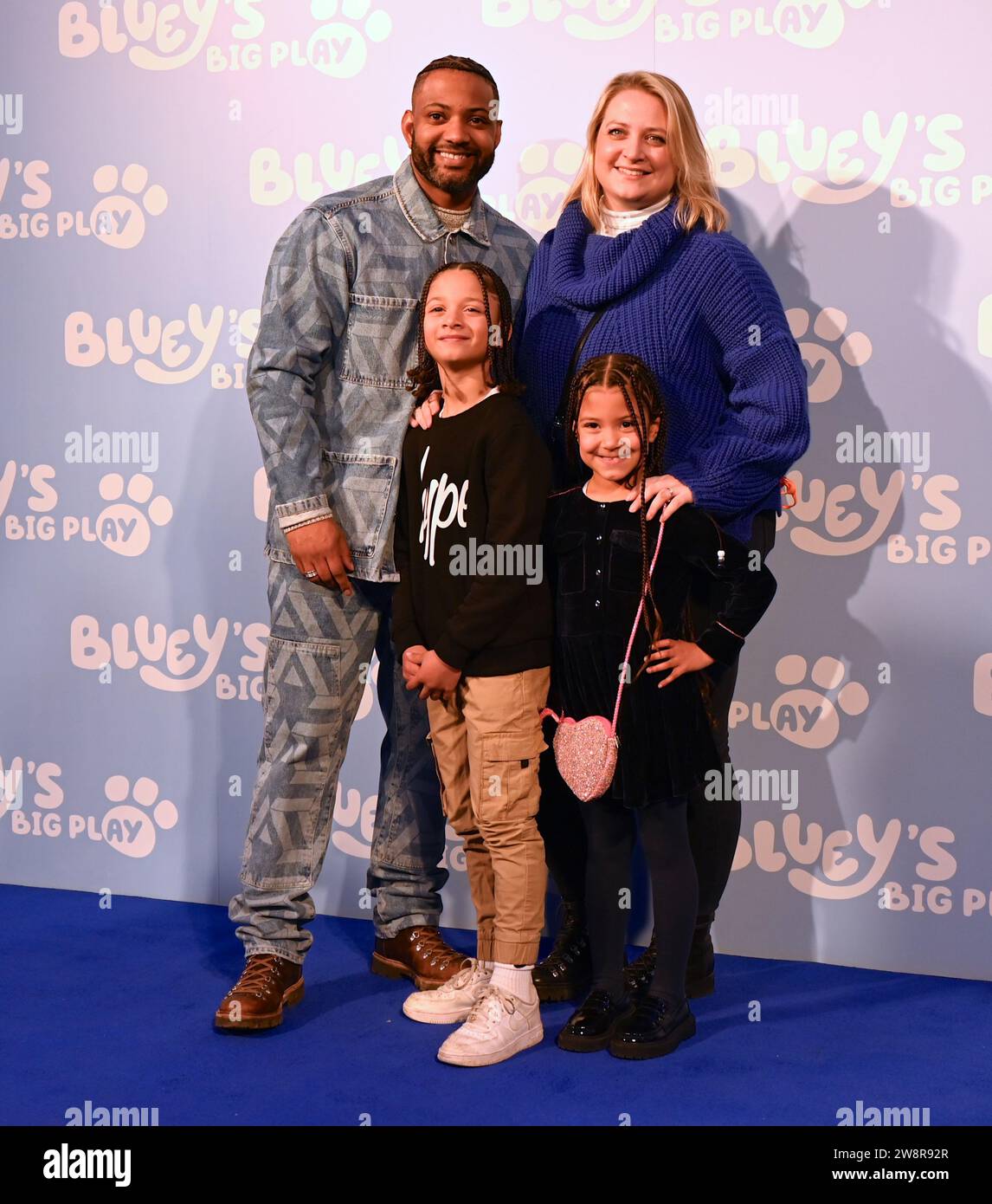 Gäste. Am Donnerstag, den 21. Dezember, versammelten sich Prominente und ihre Familien in der Royal Festival Hall in London zu einer Galavorführung von Bluey's Big Play , einer brandneuen Theateradaption der preisgekrönten Kinderfernsehserie Bluey . Produziert von Ludo Studion. VIP-Gäste und stolze Eltern, die zur offiziellen britischen Premiere der Bühnenshow kamen, waren unter anderem die Strictly Come Dancing Stars James und Ola Jordan, Rachel Riley und ihr Mann Pascha Kovalev, Comedian und TV Moderatorin Katherine Ryan , Rapper Professor Green, Brian McFadden von Westlife. JLS-Star wurde zum Farmer Stockfoto