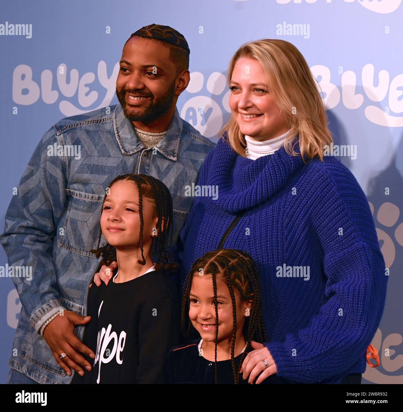 Gäste. Am Donnerstag, den 21. Dezember, versammelten sich Prominente und ihre Familien in der Royal Festival Hall in London zu einer Galavorführung von Bluey's Big Play , einer brandneuen Theateradaption der preisgekrönten Kinderfernsehserie Bluey . Produziert von Ludo Studion. VIP-Gäste und stolze Eltern, die zur offiziellen britischen Premiere der Bühnenshow kamen, waren unter anderem die Strictly Come Dancing Stars James und Ola Jordan, Rachel Riley und ihr Mann Pascha Kovalev, Comedian und TV Moderatorin Katherine Ryan , Rapper Professor Green, Brian McFadden von Westlife. JLS-Star wurde zum Farmer Stockfoto