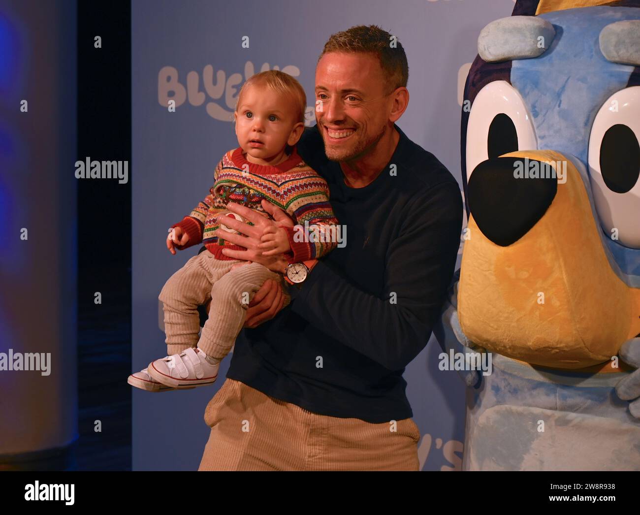 Gäste. Am Donnerstag, den 21. Dezember, versammelten sich Prominente und ihre Familien in der Royal Festival Hall in London zu einer Galavorführung von Bluey's Big Play , einer brandneuen Theateradaption der preisgekrönten Kinderfernsehserie Bluey . Produziert von Ludo Studion. VIP-Gäste und stolze Eltern, die zur offiziellen britischen Premiere der Bühnenshow kamen, waren unter anderem die Strictly Come Dancing Stars James und Ola Jordan, Rachel Riley und ihr Mann Pascha Kovalev, Comedian und TV Moderatorin Katherine Ryan , Rapper Professor Green, Brian McFadden von Westlife. JLS-Star wurde zum Farmer Stockfoto