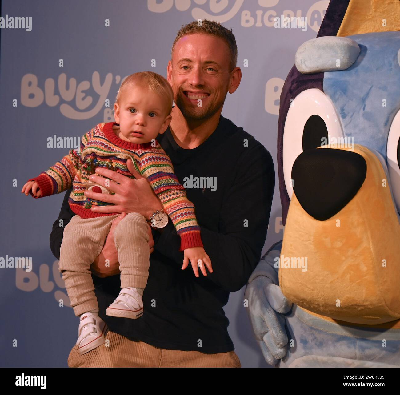 Gäste. Am Donnerstag, den 21. Dezember, versammelten sich Prominente und ihre Familien in der Royal Festival Hall in London zu einer Galavorführung von Bluey's Big Play , einer brandneuen Theateradaption der preisgekrönten Kinderfernsehserie Bluey . Produziert von Ludo Studion. VIP-Gäste und stolze Eltern, die zur offiziellen britischen Premiere der Bühnenshow kamen, waren unter anderem die Strictly Come Dancing Stars James und Ola Jordan, Rachel Riley und ihr Mann Pascha Kovalev, Comedian und TV Moderatorin Katherine Ryan , Rapper Professor Green, Brian McFadden von Westlife. JLS-Star wurde zum Farmer Stockfoto