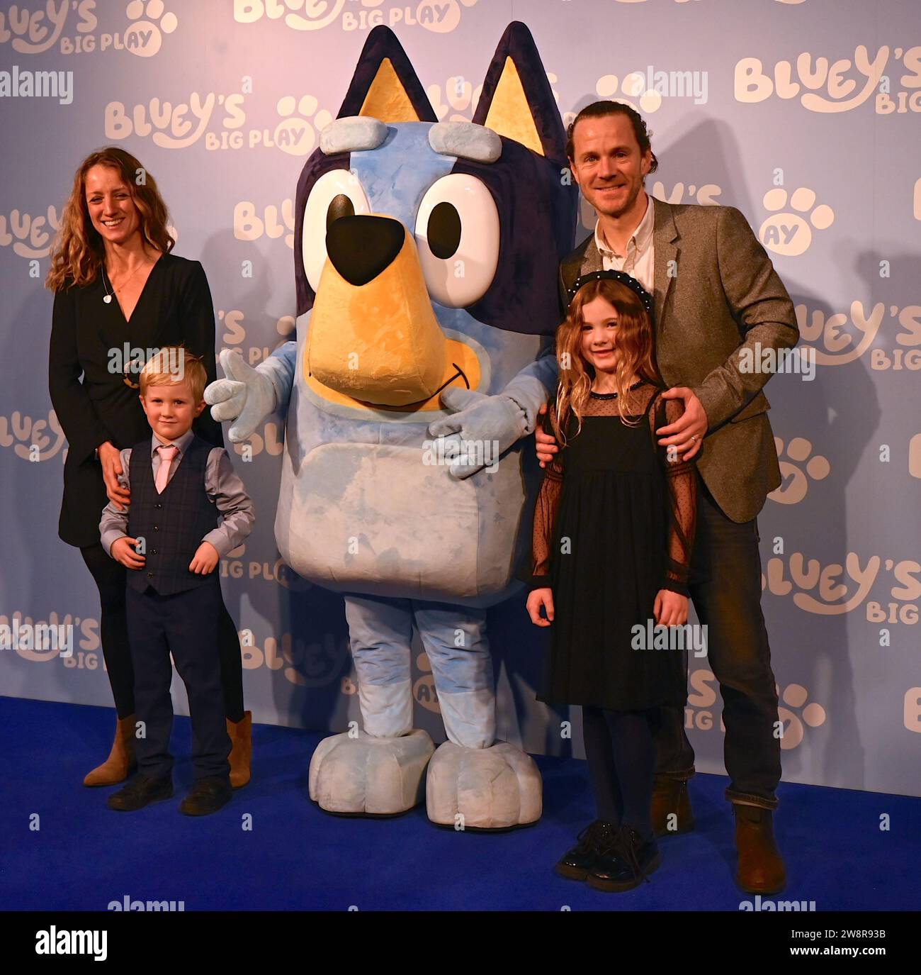 Gäste. Am Donnerstag, den 21. Dezember, versammelten sich Prominente und ihre Familien in der Royal Festival Hall in London zu einer Galavorführung von Bluey's Big Play , einer brandneuen Theateradaption der preisgekrönten Kinderfernsehserie Bluey . Produziert von Ludo Studion. VIP-Gäste und stolze Eltern, die zur offiziellen britischen Premiere der Bühnenshow kamen, waren unter anderem die Strictly Come Dancing Stars James und Ola Jordan, Rachel Riley und ihr Mann Pascha Kovalev, Comedian und TV Moderatorin Katherine Ryan , Rapper Professor Green, Brian McFadden von Westlife. JLS-Star wurde zum Farmer Stockfoto