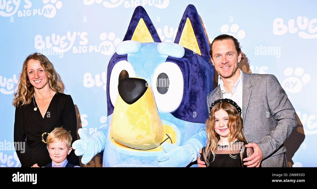 Gäste. Am Donnerstag, den 21. Dezember, versammelten sich Prominente und ihre Familien in der Royal Festival Hall in London zu einer Galavorführung von Bluey's Big Play , einer brandneuen Theateradaption der preisgekrönten Kinderfernsehserie Bluey . Produziert von Ludo Studion. VIP-Gäste und stolze Eltern, die zur offiziellen britischen Premiere der Bühnenshow kamen, waren unter anderem die Strictly Come Dancing Stars James und Ola Jordan, Rachel Riley und ihr Mann Pascha Kovalev, Comedian und TV Moderatorin Katherine Ryan , Rapper Professor Green, Brian McFadden von Westlife. JLS-Star wurde zum Farmer Stockfoto