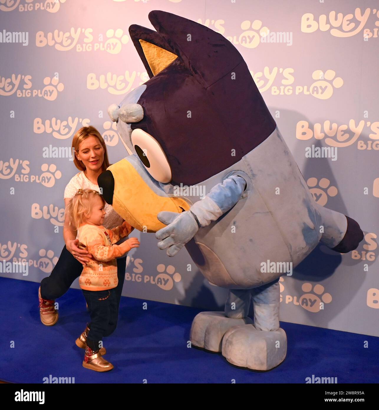 Gäste. Am Donnerstag, den 21. Dezember, versammelten sich Prominente und ihre Familien in der Royal Festival Hall in London zu einer Galavorführung von Bluey's Big Play , einer brandneuen Theateradaption der preisgekrönten Kinderfernsehserie Bluey . Produziert von Ludo Studion. VIP-Gäste und stolze Eltern, die zur offiziellen britischen Premiere der Bühnenshow kamen, waren unter anderem die Strictly Come Dancing Stars James und Ola Jordan, Rachel Riley und ihr Mann Pascha Kovalev, Comedian und TV Moderatorin Katherine Ryan , Rapper Professor Green, Brian McFadden von Westlife. JLS-Star wurde zum Farmer Stockfoto