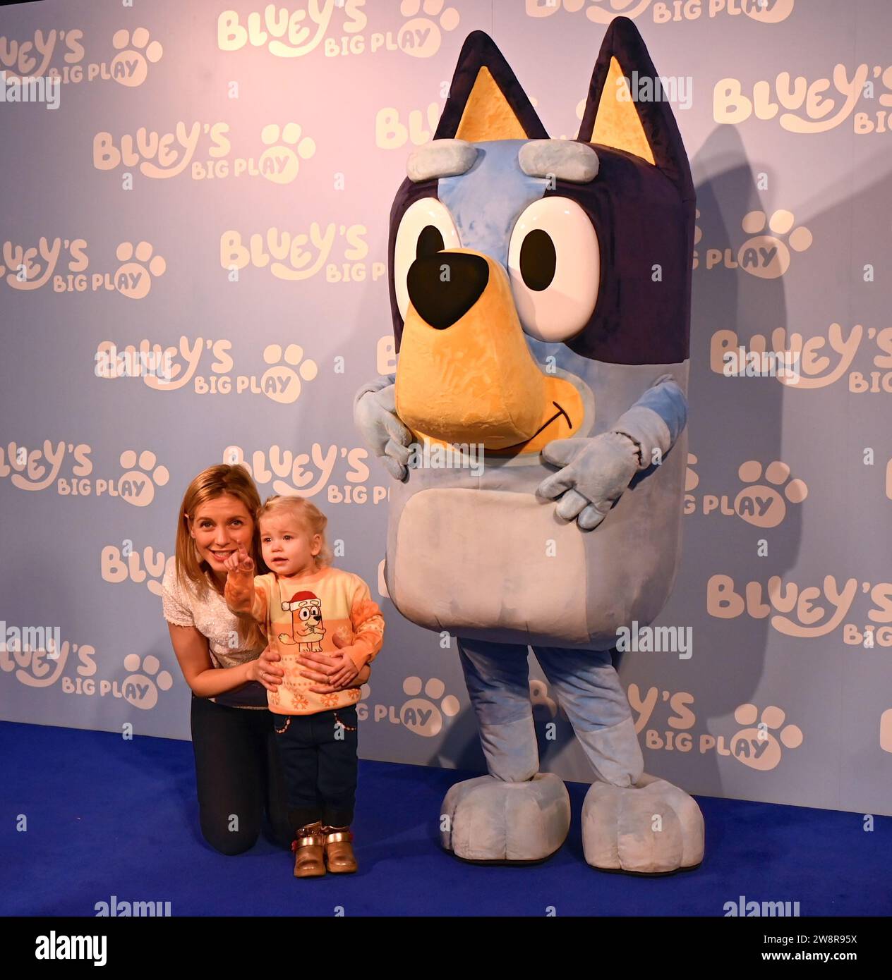 Gäste. Am Donnerstag, den 21. Dezember, versammelten sich Prominente und ihre Familien in der Royal Festival Hall in London zu einer Galavorführung von Bluey's Big Play , einer brandneuen Theateradaption der preisgekrönten Kinderfernsehserie Bluey . Produziert von Ludo Studion. VIP-Gäste und stolze Eltern, die zur offiziellen britischen Premiere der Bühnenshow kamen, waren unter anderem die Strictly Come Dancing Stars James und Ola Jordan, Rachel Riley und ihr Mann Pascha Kovalev, Comedian und TV Moderatorin Katherine Ryan , Rapper Professor Green, Brian McFadden von Westlife. JLS-Star wurde zum Farmer Stockfoto