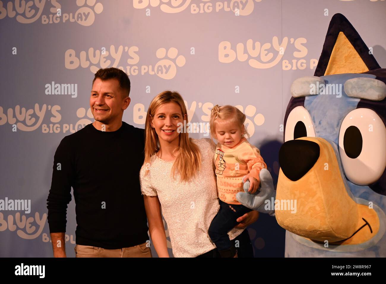 Gäste. Am Donnerstag, den 21. Dezember, versammelten sich Prominente und ihre Familien in der Royal Festival Hall in London zu einer Galavorführung von Bluey's Big Play , einer brandneuen Theateradaption der preisgekrönten Kinderfernsehserie Bluey . Produziert von Ludo Studion. VIP-Gäste und stolze Eltern, die zur offiziellen britischen Premiere der Bühnenshow kamen, waren unter anderem die Strictly Come Dancing Stars James und Ola Jordan, Rachel Riley und ihr Mann Pascha Kovalev, Comedian und TV Moderatorin Katherine Ryan , Rapper Professor Green, Brian McFadden von Westlife. JLS-Star wurde zum Farmer Stockfoto