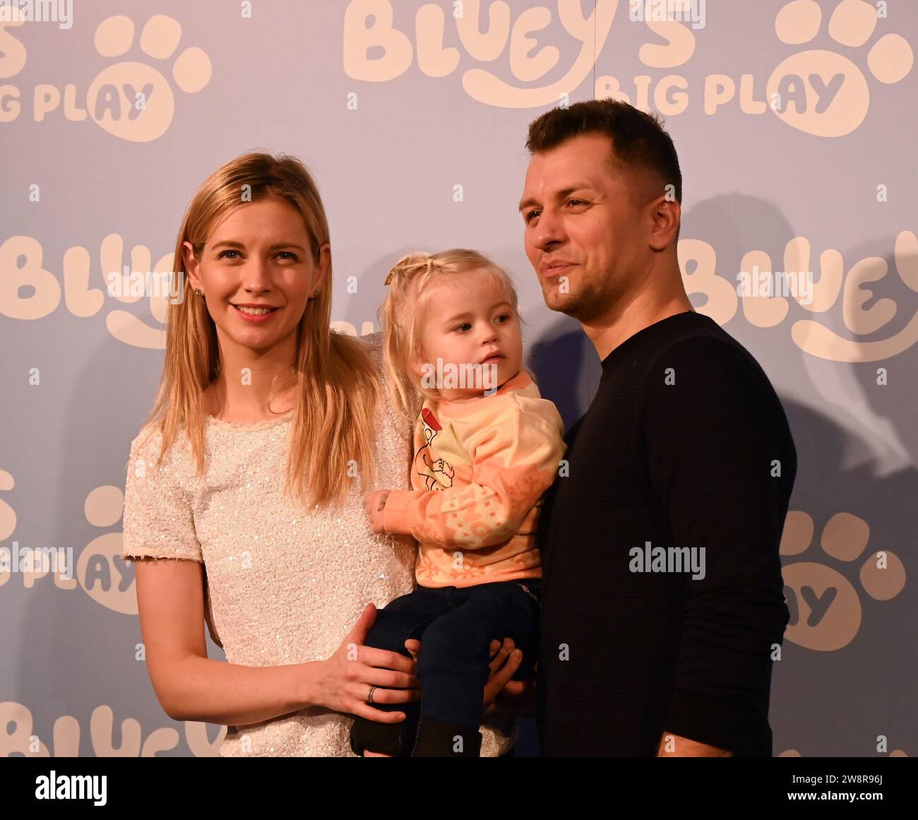 Gäste. Am Donnerstag, den 21. Dezember, versammelten sich Prominente und ihre Familien in der Royal Festival Hall in London zu einer Galavorführung von Bluey's Big Play , einer brandneuen Theateradaption der preisgekrönten Kinderfernsehserie Bluey . Produziert von Ludo Studion. VIP-Gäste und stolze Eltern, die zur offiziellen britischen Premiere der Bühnenshow kamen, waren unter anderem die Strictly Come Dancing Stars James und Ola Jordan, Rachel Riley und ihr Mann Pascha Kovalev, Comedian und TV Moderatorin Katherine Ryan , Rapper Professor Green, Brian McFadden von Westlife. JLS-Star wurde zum Farmer Stockfoto