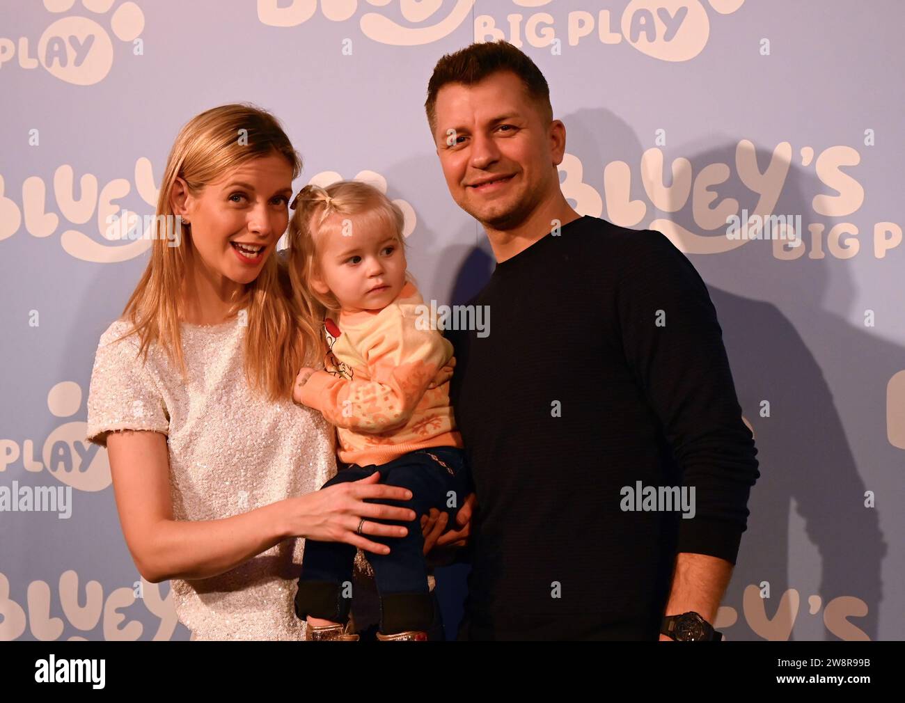 Gäste. Am Donnerstag, den 21. Dezember, versammelten sich Prominente und ihre Familien in der Royal Festival Hall in London zu einer Galavorführung von Bluey's Big Play , einer brandneuen Theateradaption der preisgekrönten Kinderfernsehserie Bluey . Produziert von Ludo Studion. VIP-Gäste und stolze Eltern, die zur offiziellen britischen Premiere der Bühnenshow kamen, waren unter anderem die Strictly Come Dancing Stars James und Ola Jordan, Rachel Riley und ihr Mann Pascha Kovalev, Comedian und TV Moderatorin Katherine Ryan , Rapper Professor Green, Brian McFadden von Westlife. JLS-Star wurde zum Farmer Stockfoto