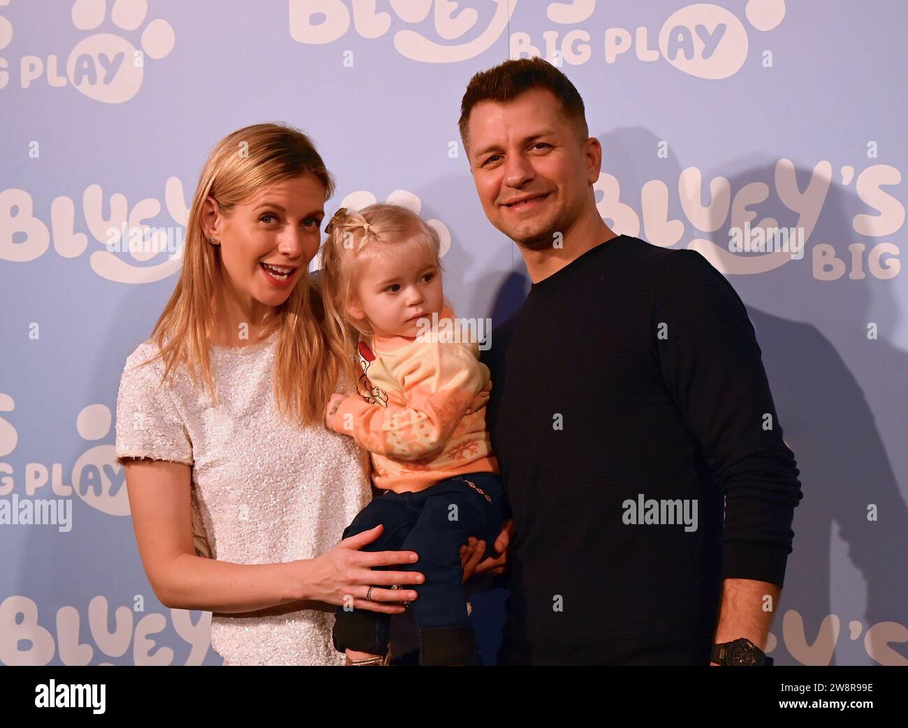 Gäste. Am Donnerstag, den 21. Dezember, versammelten sich Prominente und ihre Familien in der Royal Festival Hall in London zu einer Galavorführung von Bluey's Big Play , einer brandneuen Theateradaption der preisgekrönten Kinderfernsehserie Bluey . Produziert von Ludo Studion. VIP-Gäste und stolze Eltern, die zur offiziellen britischen Premiere der Bühnenshow kamen, waren unter anderem die Strictly Come Dancing Stars James und Ola Jordan, Rachel Riley und ihr Mann Pascha Kovalev, Comedian und TV Moderatorin Katherine Ryan , Rapper Professor Green, Brian McFadden von Westlife. JLS-Star wurde zum Farmer Stockfoto