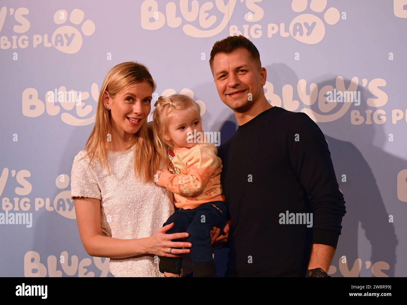 Gäste. Am Donnerstag, den 21. Dezember, versammelten sich Prominente und ihre Familien in der Royal Festival Hall in London zu einer Galavorführung von Bluey's Big Play , einer brandneuen Theateradaption der preisgekrönten Kinderfernsehserie Bluey . Produziert von Ludo Studion. VIP-Gäste und stolze Eltern, die zur offiziellen britischen Premiere der Bühnenshow kamen, waren unter anderem die Strictly Come Dancing Stars James und Ola Jordan, Rachel Riley und ihr Mann Pascha Kovalev, Comedian und TV Moderatorin Katherine Ryan , Rapper Professor Green, Brian McFadden von Westlife. JLS-Star wurde zum Farmer Stockfoto