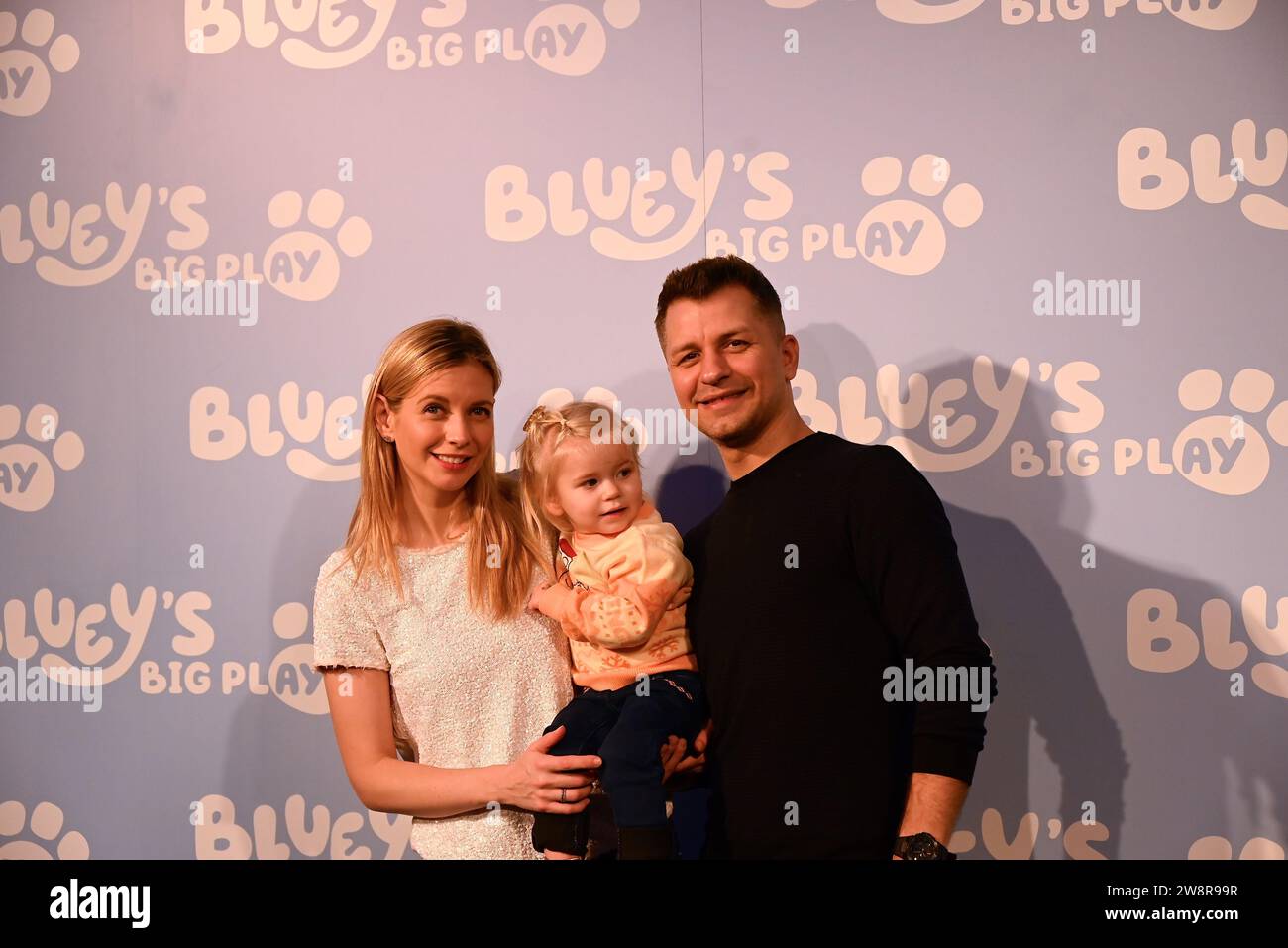 Gäste. Am Donnerstag, den 21. Dezember, versammelten sich Prominente und ihre Familien in der Royal Festival Hall in London zu einer Galavorführung von Bluey's Big Play , einer brandneuen Theateradaption der preisgekrönten Kinderfernsehserie Bluey . Produziert von Ludo Studion. VIP-Gäste und stolze Eltern, die zur offiziellen britischen Premiere der Bühnenshow kamen, waren unter anderem die Strictly Come Dancing Stars James und Ola Jordan, Rachel Riley und ihr Mann Pascha Kovalev, Comedian und TV Moderatorin Katherine Ryan , Rapper Professor Green, Brian McFadden von Westlife. JLS-Star wurde zum Farmer Stockfoto