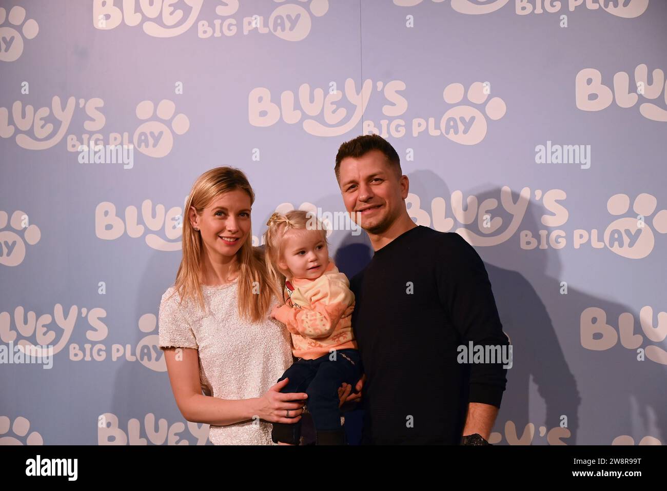 Gäste. Am Donnerstag, den 21. Dezember, versammelten sich Prominente und ihre Familien in der Royal Festival Hall in London zu einer Galavorführung von Bluey's Big Play , einer brandneuen Theateradaption der preisgekrönten Kinderfernsehserie Bluey . Produziert von Ludo Studion. VIP-Gäste und stolze Eltern, die zur offiziellen britischen Premiere der Bühnenshow kamen, waren unter anderem die Strictly Come Dancing Stars James und Ola Jordan, Rachel Riley und ihr Mann Pascha Kovalev, Comedian und TV Moderatorin Katherine Ryan , Rapper Professor Green, Brian McFadden von Westlife. JLS-Star wurde zum Farmer Stockfoto