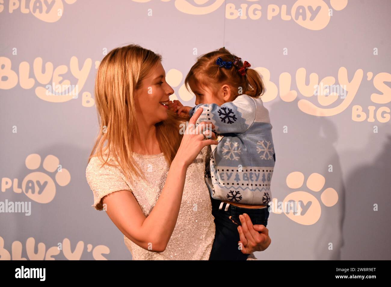 Gäste. Am Donnerstag, den 21. Dezember, versammelten sich Prominente und ihre Familien in der Royal Festival Hall in London zu einer Galavorführung von Bluey's Big Play , einer brandneuen Theateradaption der preisgekrönten Kinderfernsehserie Bluey . Produziert von Ludo Studion. VIP-Gäste und stolze Eltern, die zur offiziellen britischen Premiere der Bühnenshow kamen, waren unter anderem die Strictly Come Dancing Stars James und Ola Jordan, Rachel Riley und ihr Mann Pascha Kovalev, Comedian und TV Moderatorin Katherine Ryan , Rapper Professor Green, Brian McFadden von Westlife. JLS-Star wurde zum Farmer Stockfoto