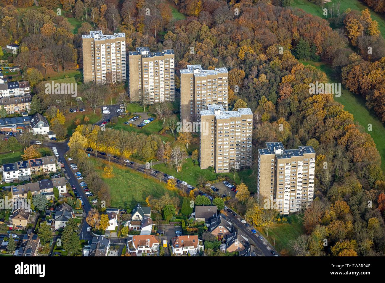 Blick aus der Vogelperspektive, fünf Wohnhochhäuser am Golfplatz, umgeben von herbstlichen Laubbäumen, Großenbaum, Duisburg, Ruhrgebiet, Nord-R Stockfoto