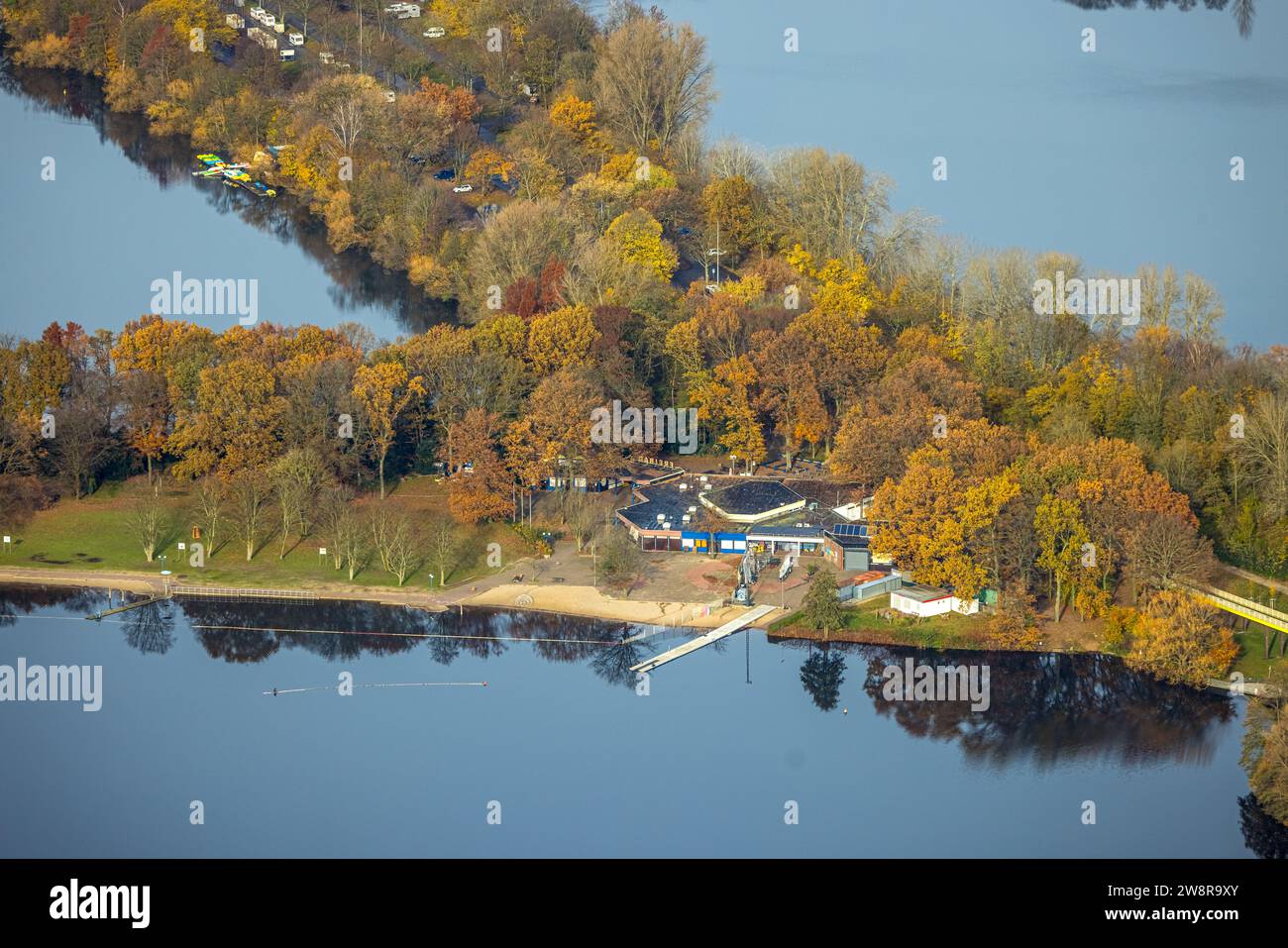 Luftansicht, Freibad Wolfssee an der Sechs-Seen-Platte, Naherholungsgebiet, umgeben von herbstlichen Laubbäumen, Wedau, Duisburg, Ruhr A Stockfoto