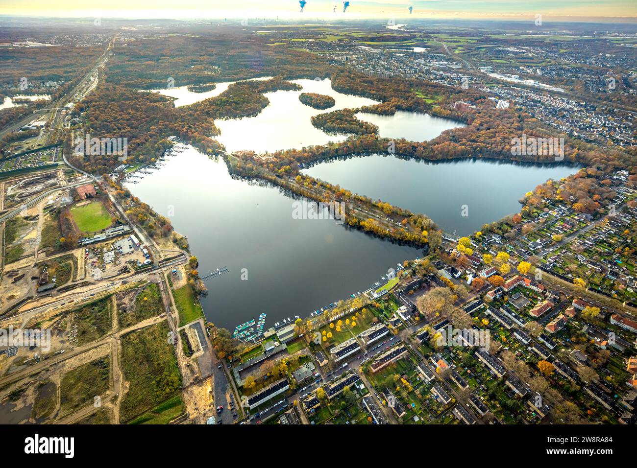 Luftaufnahme, Sechs-Seen-Platte, Naherholungsgebiet, Fernsicht mit rauchenden Kühltürmen, umgeben von herbstlichen Laubbäumen, Wedau, Duisburg, Ru Stockfoto