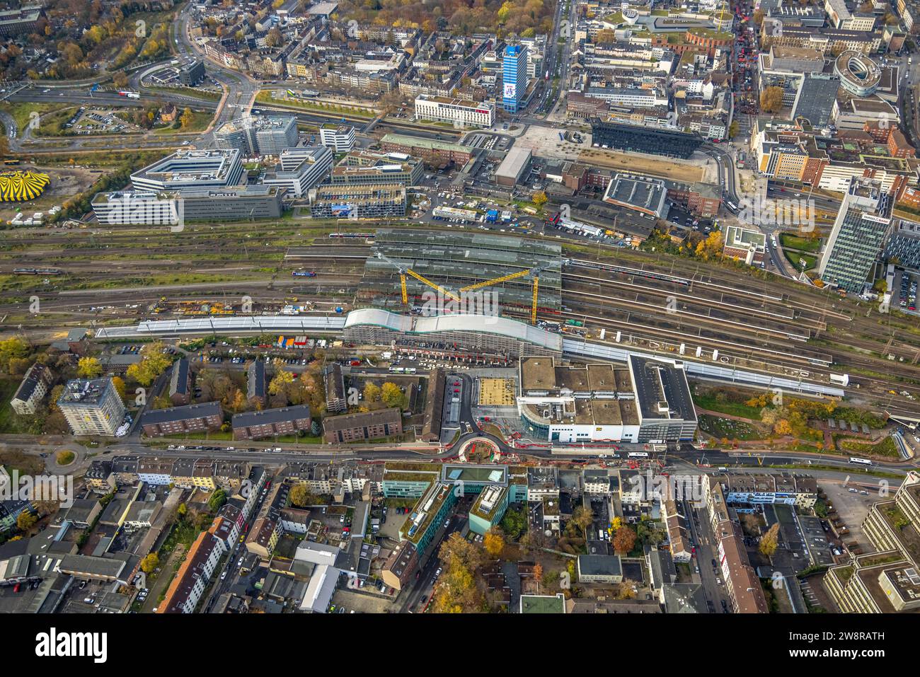 Luftaufnahme, Baustelle Hauptbahnhof Hbf mit neuer Gleishalle und Bahnhofsvorplatz Ost, umgeben von herbstlichen Laubbäumen, Neudorf-Nord, Stockfoto