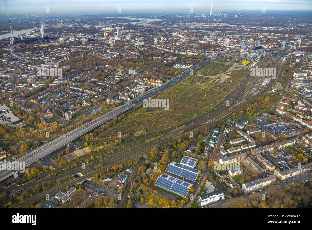 Luftaufnahme, Baustelle Alter Güterbahnhof für Duisburger Dünen, gelbes Zirkuszelt Flic FLAC, umgeben von herbstlichen Laubbäumen, Dellvi Stockfoto
