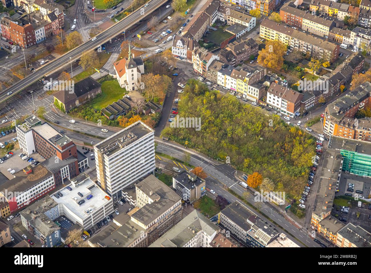 Blick aus der Vogelperspektive, Marienkirche und kleiner Stadtwald an der Marientor Steinsche Gasse, Gemeindeverwaltungsgebäude Hansator, Wohngebiet umgeben Stockfoto Blick aus der Vogelperspektive, Marienkirche und kleiner Stadtwald an der Marientor Steinsche Gasse, Gemeindeverwaltungsgebäude Hansator, Wohngebiet umgeben Stockfoto