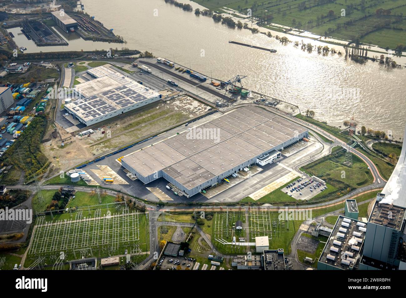 Luftaufnahme, Logport VI (sechs) Industriegebiet Logistikdienstleistungen, Binnenschifffahrt auf dem Rhein mit Hochwasser, umgeben von herbstlicher Deziduo Stockfoto