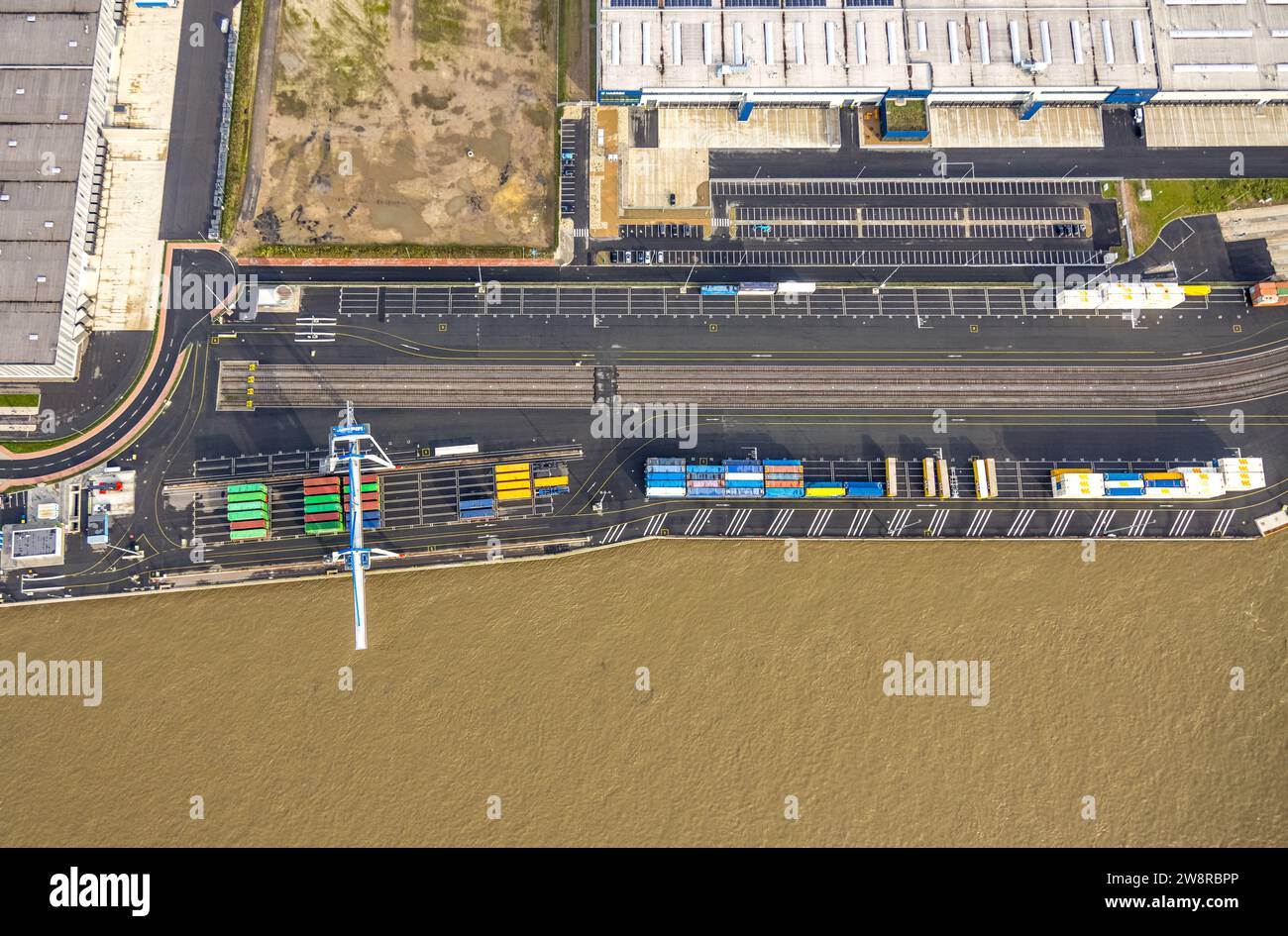 Luftaufnahme, Logport VI (Sechs) Industriegebiet Logistikdienstleistungen, Containerladebereich, umgeben von herbstlichen Laubbäumen, Alt-Walsum, Duisbu Stockfoto