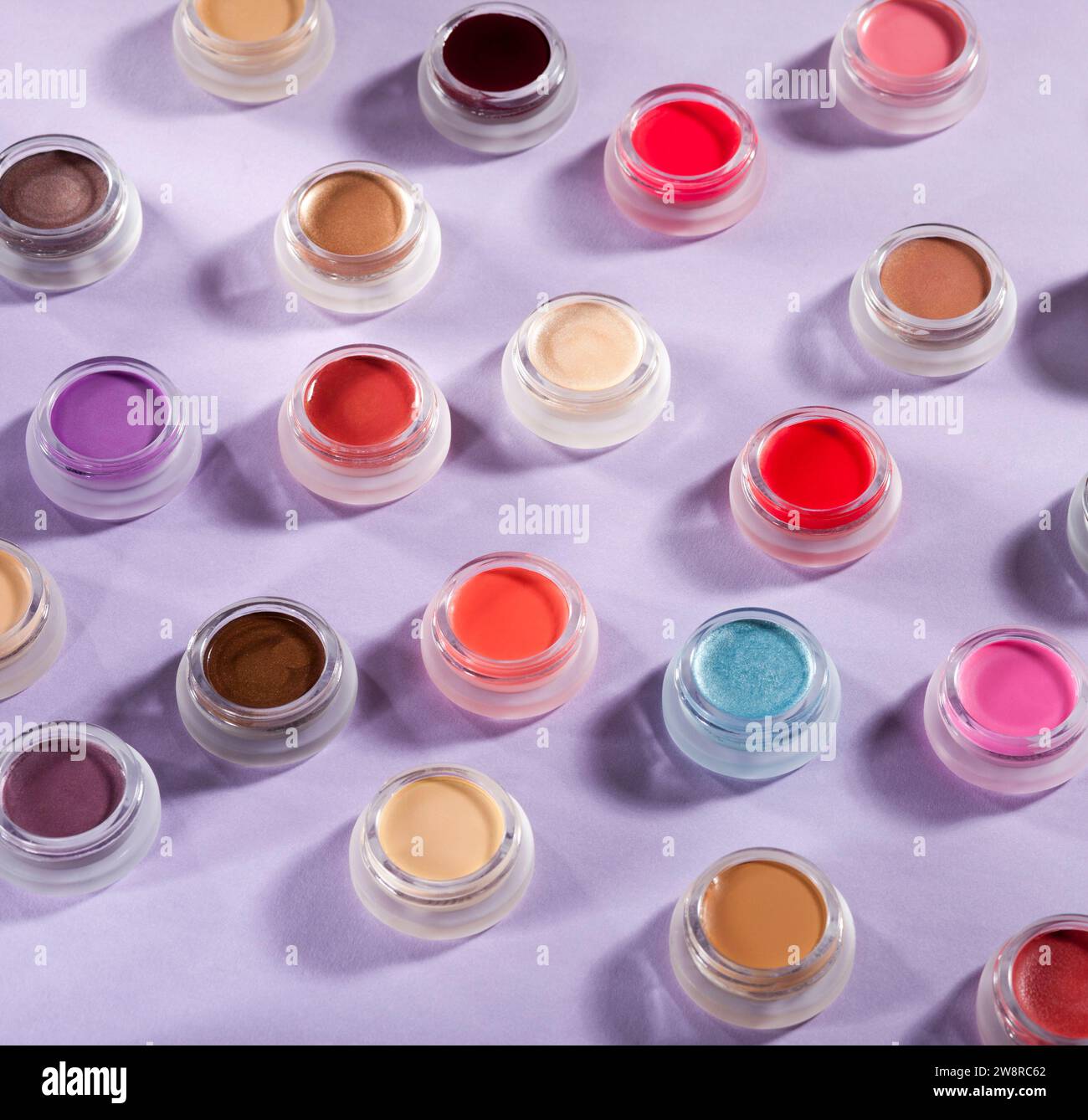 Lidschatten-Make-up in runden Glasbehältern Stockfoto