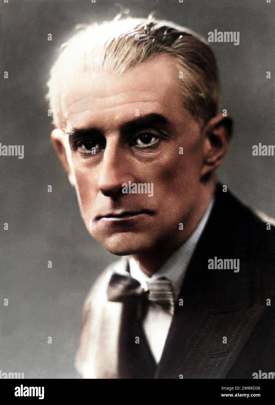 1935 v. Chr., PARIS , FRANKREICH : der berühmte französische Musikkomponist MAURICE RAVEL ( 1875–1937 ). Seine beliebteste Komposition ist der BOLERO. Foto von Henri Manuel ( 1874 - 1947 ). DIGITAL COLORIERT. - MUSICA CLASSICA - COMPOSITORE - Porträt - Ritratto - BALLETT - BALLETTO - TANZ - DANZA - MUSICISTA - MUSICA - Fliege - cravatta - papillon - GESCHICHTE - Foto STORICHE - Archivio GBB Stockfoto