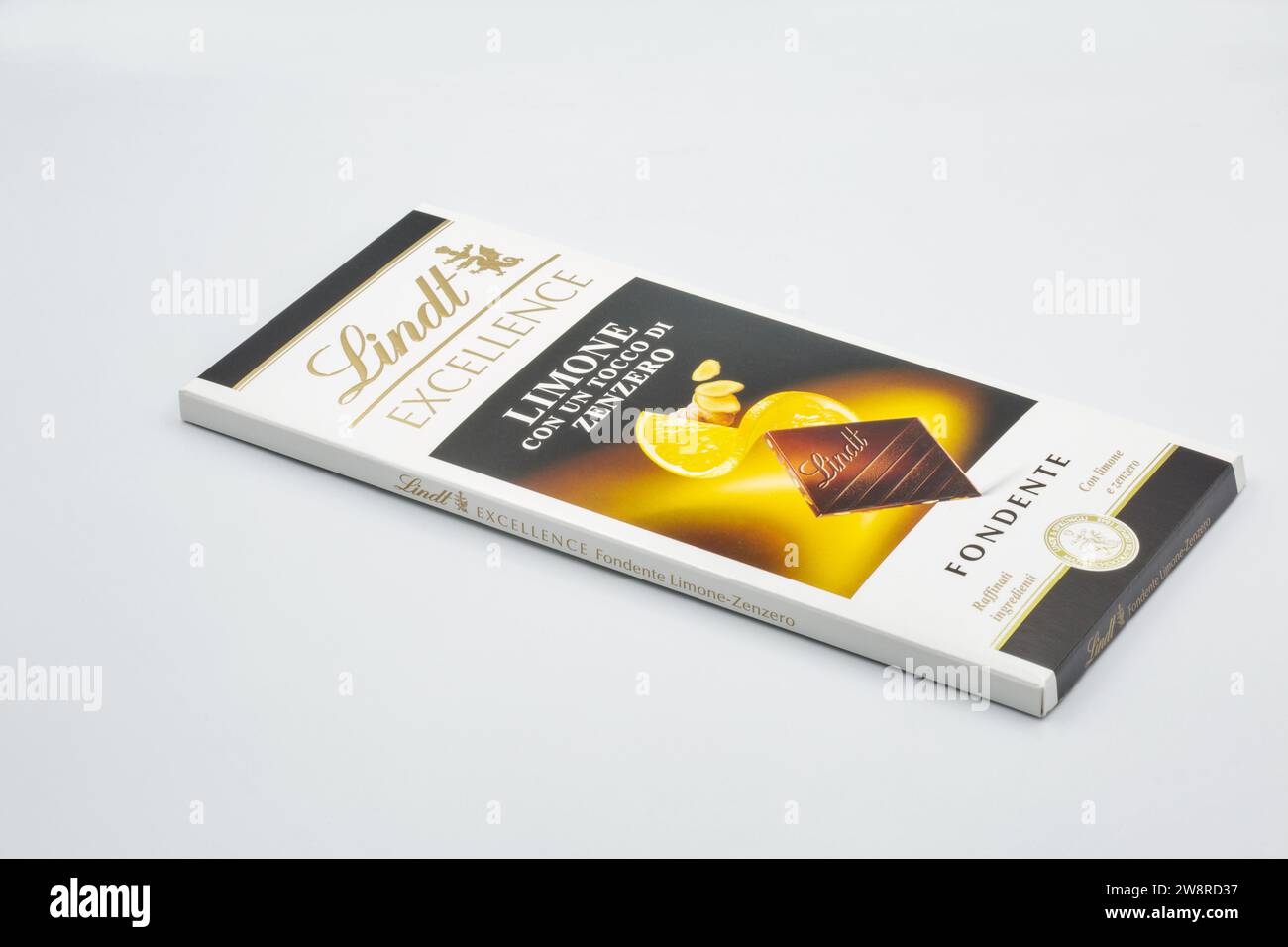 Kiew, Ukraine - 23. Februar 2022: Studio-Shooting von Lindt Excellence Swiss Limone Fondente Premium-Milchschokoladentafeln aus der Nähe gegen weiß. Stockfoto