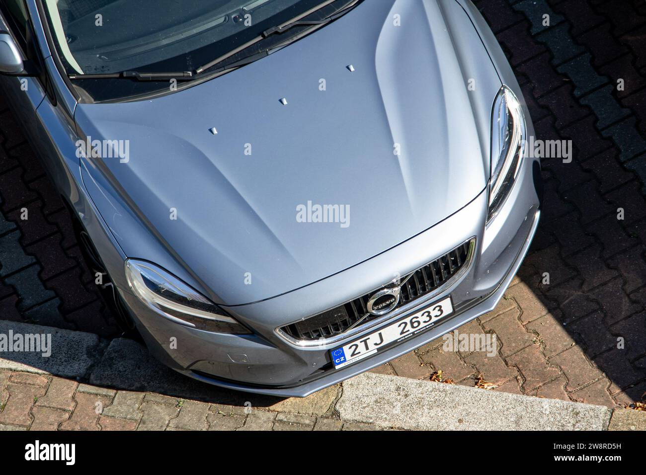 OSTRAVA, TSCHECHISCHE REPUBLIK - 24. AUGUST 2023: Frontaler Teil des Volvo S60, Draufsicht Stockfoto