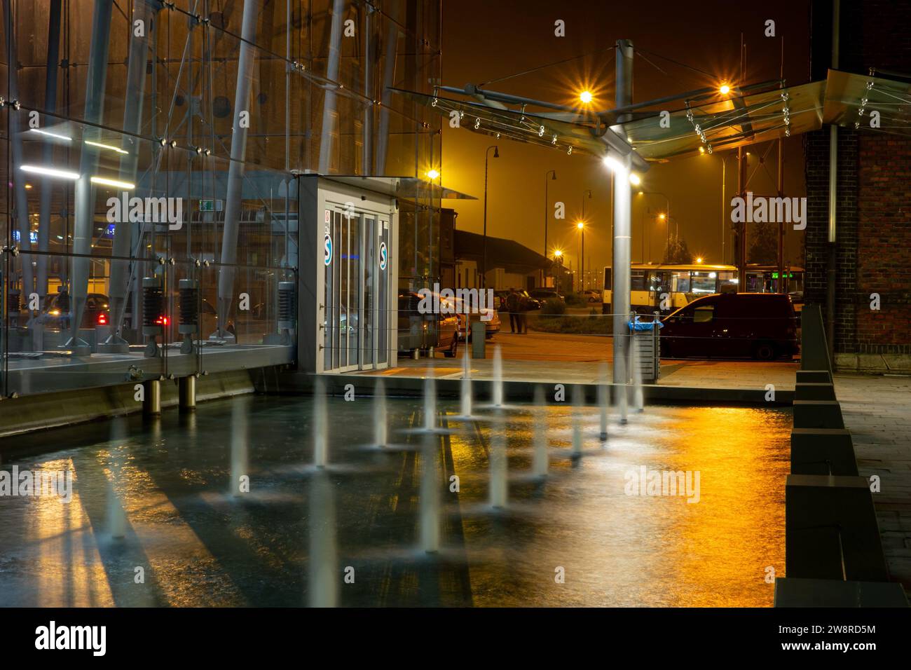OSTRAVA-SVINOV, TSCHECHISCHE REPUBLIK - 15. SEPTEMBER 2014: Bahnhof Ostrava-Svinov mit Wasserfontänen davor Stockfoto