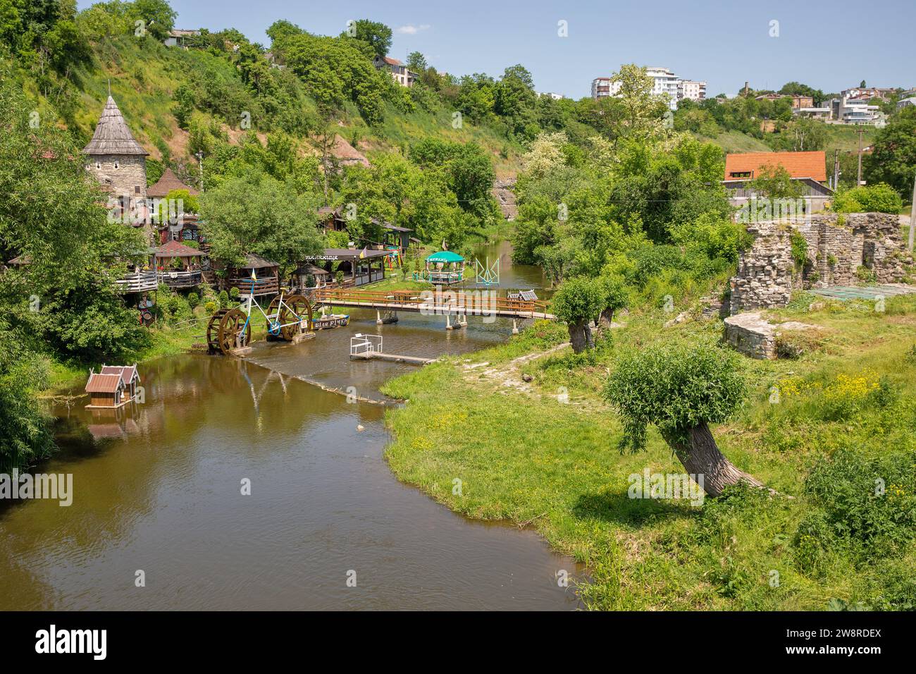 Kamianets-Podilsky, Ukraine - 29. Mai 2023: Besucher besuchen touristische Volkskomplexe in der Nähe des Flusses. Kamianets-Podilskyi ist eine Stadt am Smotrych River in Stockfoto