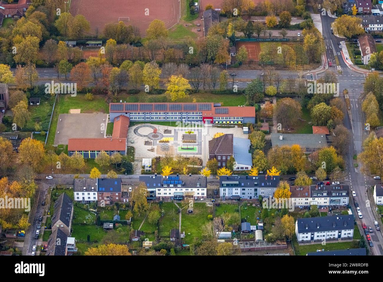 Luftansicht, Schulhof und Grundschule an der Erzbahn mit Sonnendach, evangelischer Kindergarten Hüllen, umgeben von herbstlichen Laubbäumen, Stockfoto