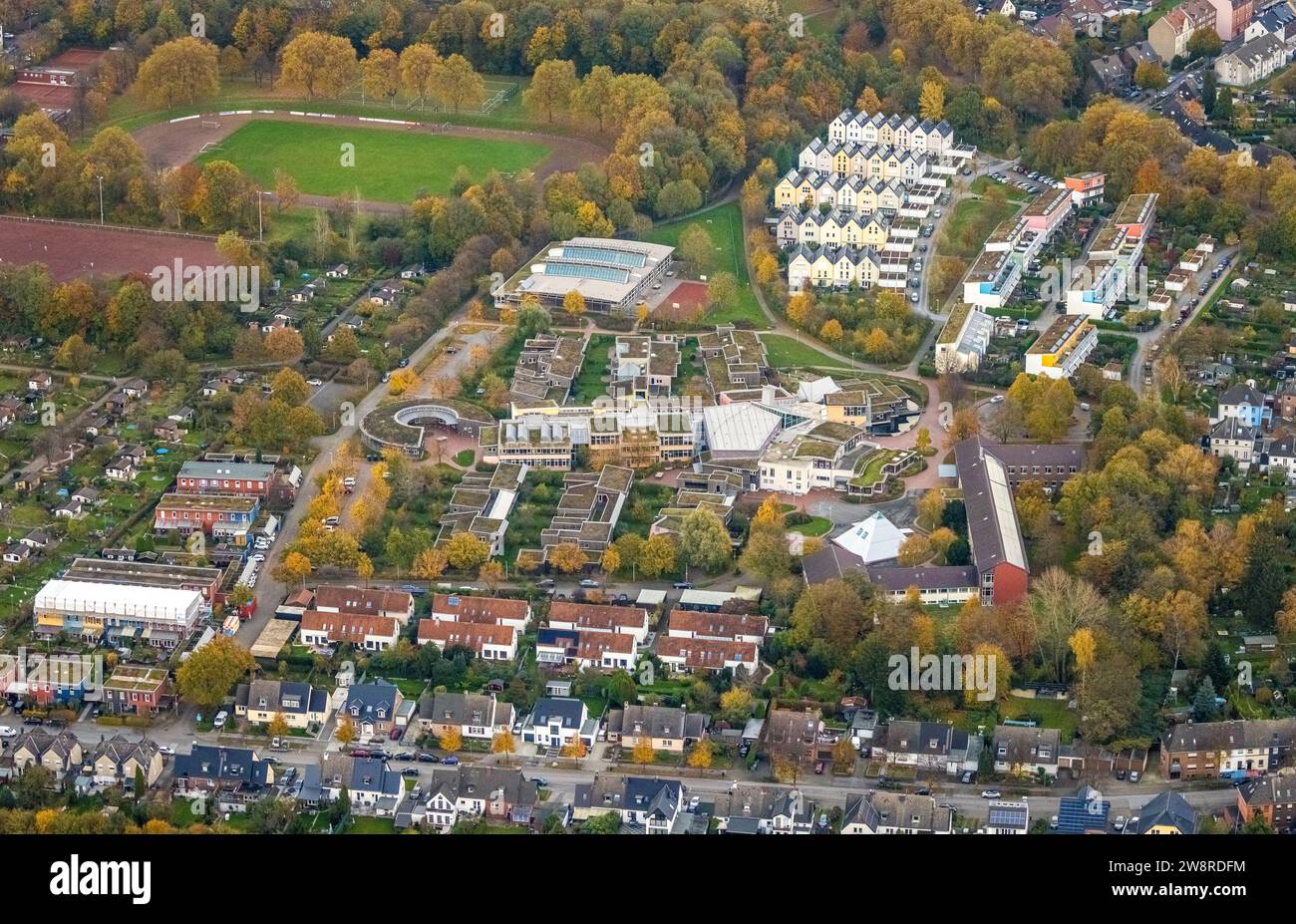 Luftaufnahme, evangelische Gesamtschule Gelsenkirchen-Bismarck mit Sportplatz, hinter Terrassenhaus Solarwohnhaus Sonnenhof, Umgebung Stockfoto